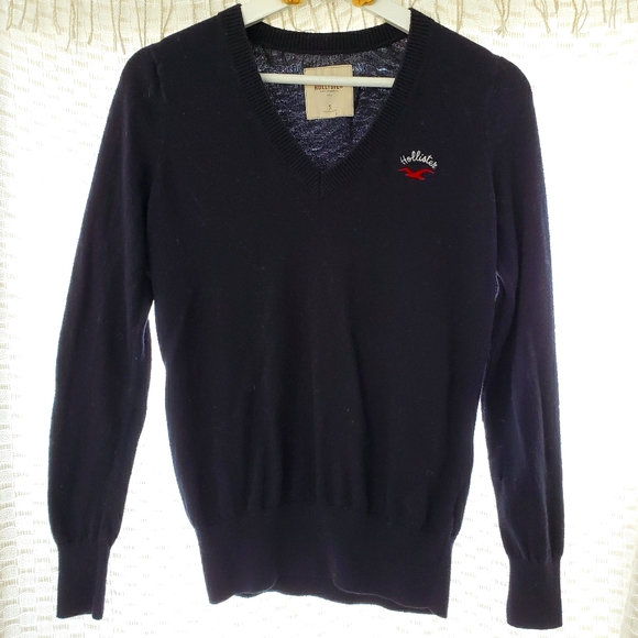 V-Neck Hollister Sweater. - Picture 1 of 3